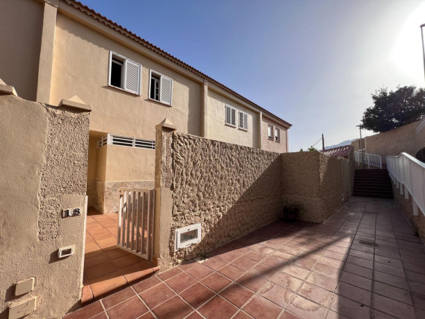 chalet-adosado-en-venta-en-calle-cortes-18-big-0