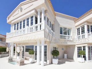 Casa o chalet independiente en venta en calle Alcojora (ref. LWP2201 Villa en Golf Costa Adeje)