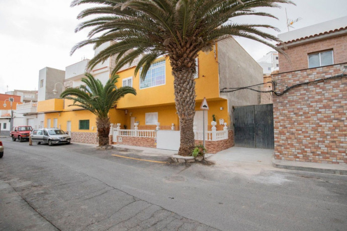 casa-o-chalet-independiente-en-venta-en-arico-big-0