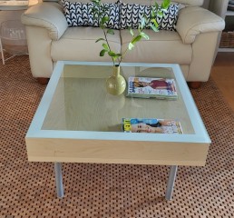 Mesa de salón de madera con cristal