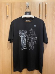 Camiseta colección kaws x uniqlo x warhol