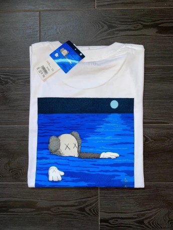 camiseta-kaws-x-uniqlo-collection-commemorating-the-artbook-launch-big-2