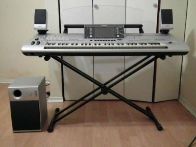 yamaha-tyros-4-61-key-pro-arranger-workstation-big-1