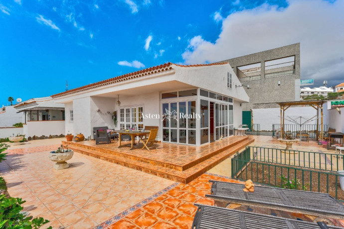 casa-o-chalet-independiente-en-venta-en-los-cristianos-big-1