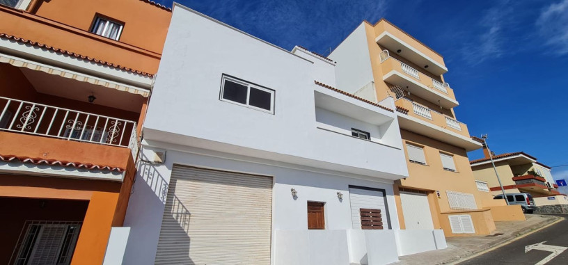 chalet-adosado-en-venta-en-calle-tacoronte-big-0