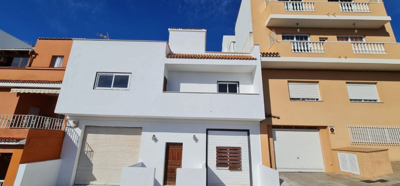 chalet-adosado-en-venta-en-calle-tacoronte-big-1