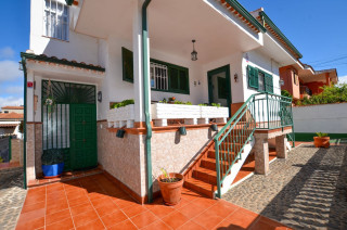 Casa o chalet independiente en venta en calle Añoranza s/n (ref. Chalet Unifamiliar 200m2 El Rayo)